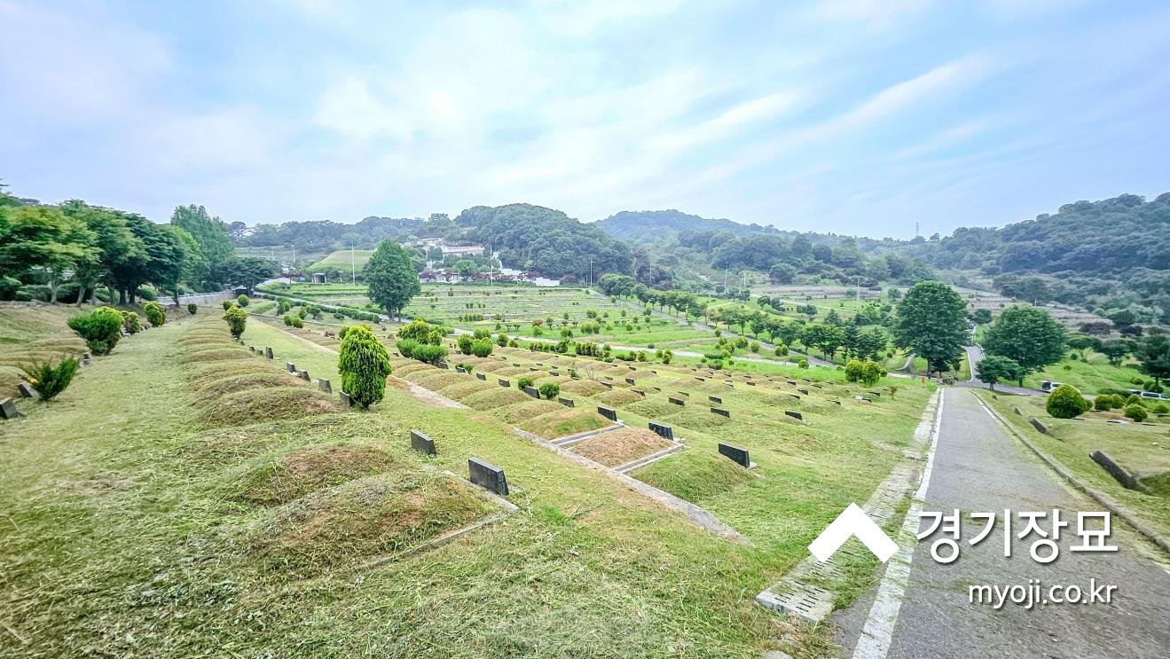 서울시립 용미리제1묘지 300구역 계단식 조성묘 단지 전경