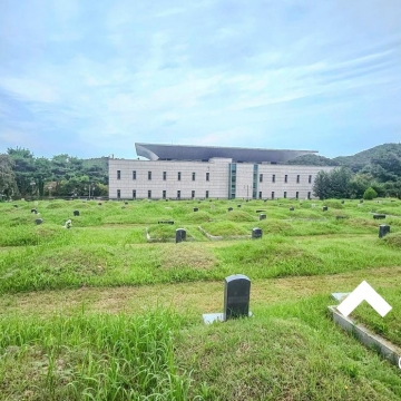 용미리제2묘지에서 충주시 선산 수목장으로 이장하시기 위해 묘지개장 후 화장하셨습니다.