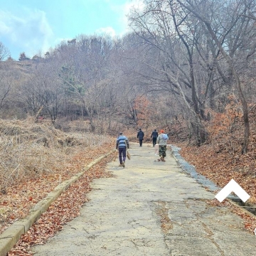 용미리제1묘지 400구역 조성묘 위쪽 일반묘 구역에서 오래된 부친묘를 정리하기 위해 묘지개장해 화장장으로 가셨습니다.